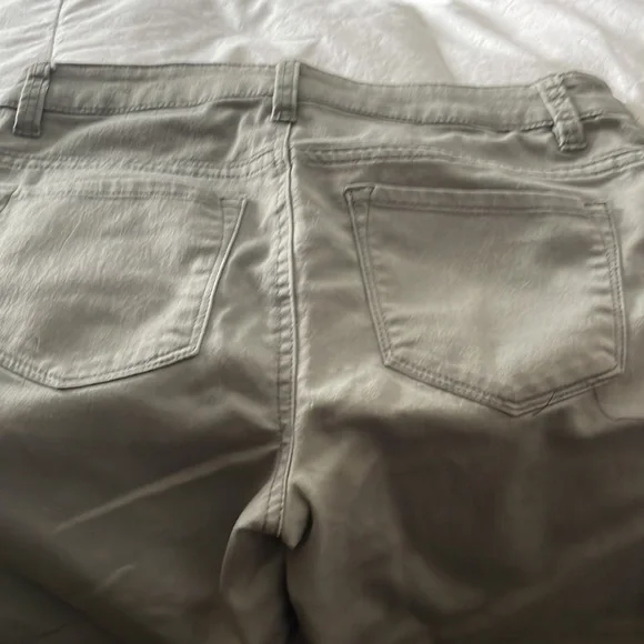 Capris - Picture 3 of 4